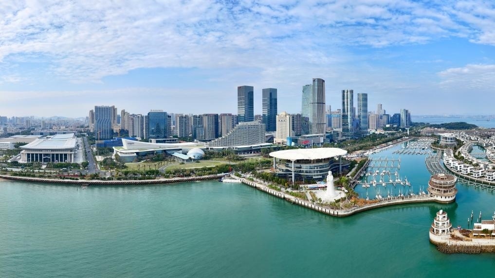 2024年1月24日拍攝的廈門(mén)國(guó)際會(huì)議中心、環(huán)島路一帶濱海城市景觀。新華社記者姜克紅攝