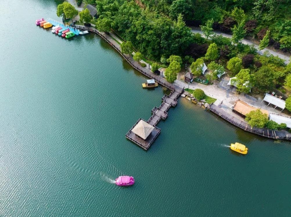 △浙江湖州巧做“生態(tài)+”文章，將生態(tài)與農(nóng)業(yè)、旅游、產(chǎn)業(yè)相結合，走出一條綠色發(fā)展與鄉(xiāng)村振興之路。