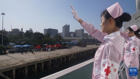 當(dāng)?shù)貢r間8月16日上午10時許，執(zhí)行“和諧使命-2024”任務(wù)的中國海軍“和平方舟”號醫(yī)院船圓滿結(jié)束對莫桑比克的訪問，駛離馬普托港，前往本次任務(wù)第五站南非。新華社發(fā)（曹春耀 攝）
