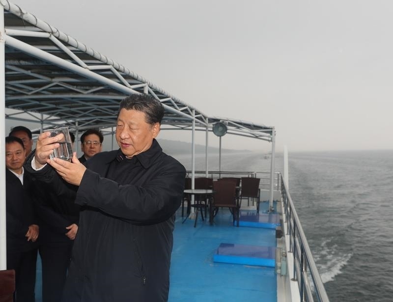 △2021年5月13日，習(xí)近平總書記在河南南陽(yáng)市淅川縣乘船考察丹江口水庫(kù)時(shí)，察看現(xiàn)場(chǎng)取水水樣。
