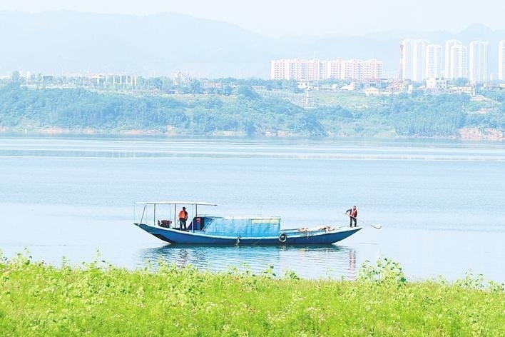 △湖北十堰鄖陽(yáng)區(qū)的志愿者在打撈漂浮物。