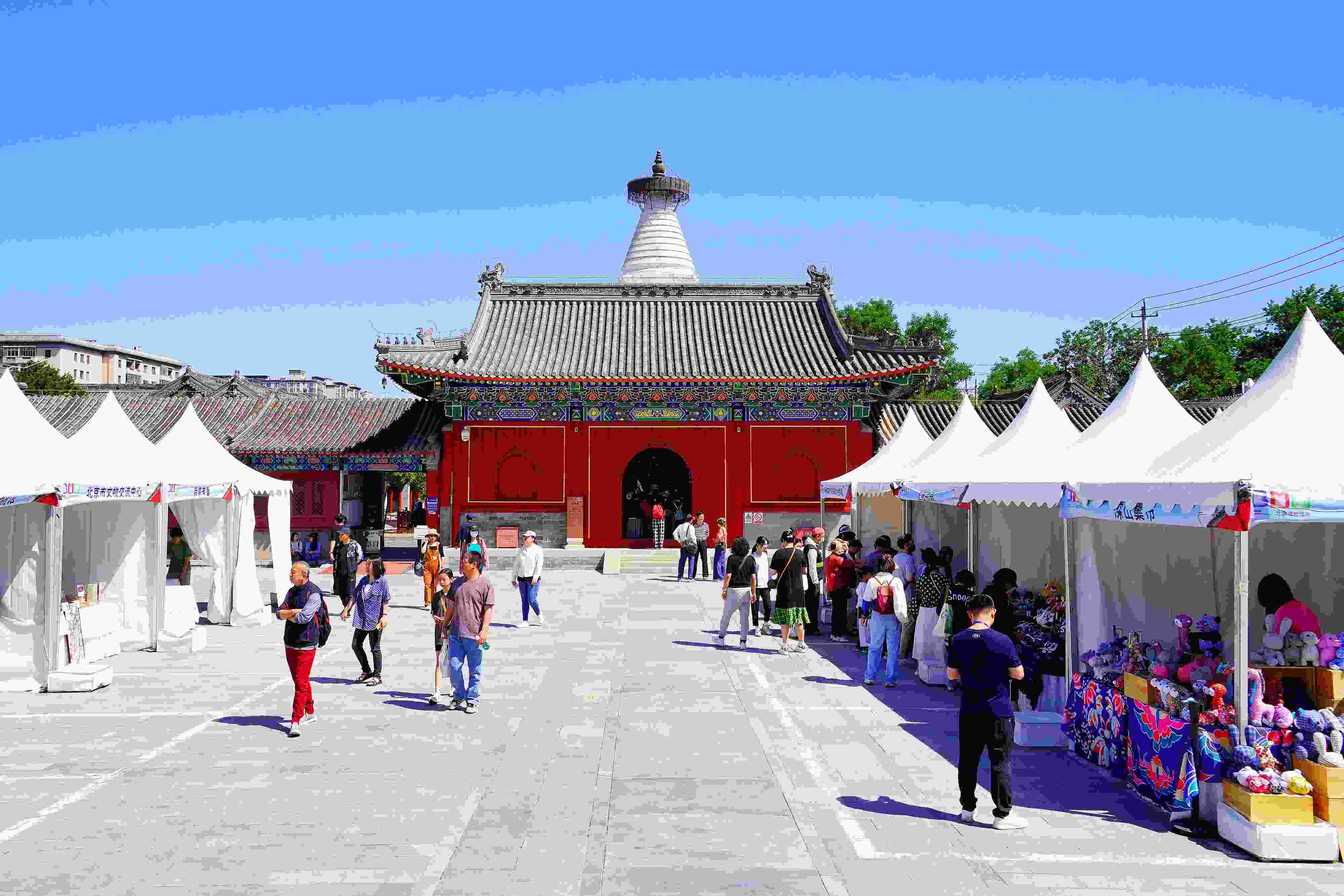 2024年5月，“北京白塔文化市集”在已有700余年歷史的妙應(yīng)寺白塔下舉行。