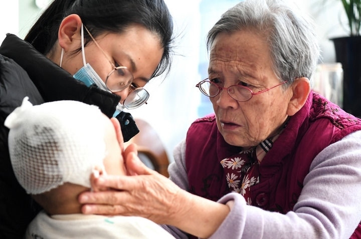 2022年11月16日，在陜西省榆林市佳縣，路生梅（右）在家中為患兒義診。 新華社發(fā)（鄒競一 攝）