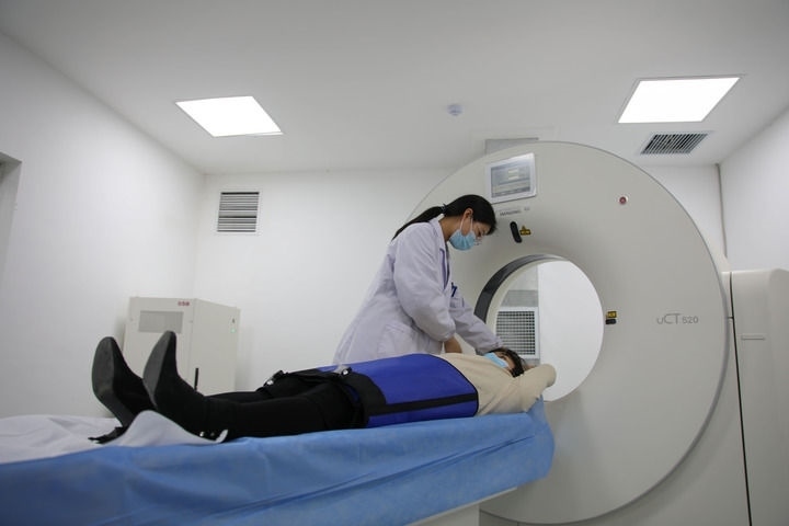 2023年3月2日，安徽省合肥市包河區(qū)煙墩街道社區(qū)衛(wèi)生服務(wù)中心的醫(yī)護人員為患者進行CT檢查。 新華社記者 曹力 攝