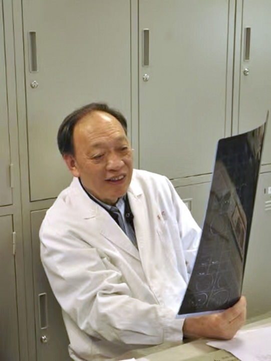 復旦大學附屬華山醫(yī)院感染科終身教授翁心華在工作（資料照片）。 新華社發(fā)