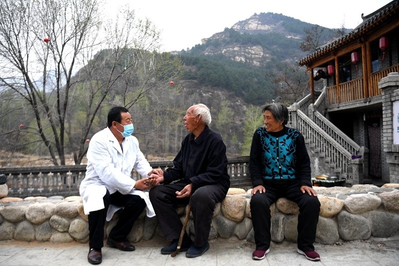 2020年4月15日，在河北阜平縣龍泉關(guān)鎮(zhèn)駱駝灣村，村醫(yī)霍建國為村民把脈。