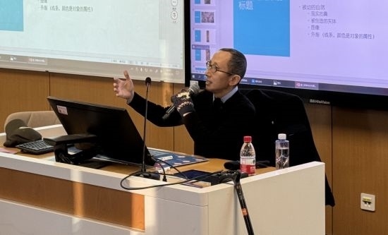 從去年秋天起，還在治療中的朱銳就堅持給本科生開課。（受訪者供圖）