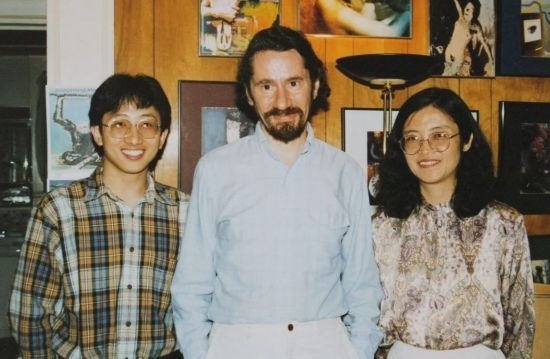 1992年，朱銳（左）赴美國杜蘭大學攻讀心靈哲學與認知科學，師從心靈哲學和認知科學家Radu Bogdan（中），右為朱銳師姐、北師大教授田平。
