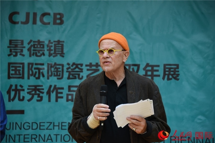 瑞典藝術家托比恩·卡爾斯博致辭。人民網記者 殷淼攝
