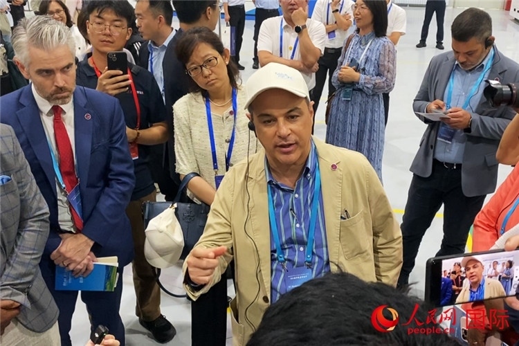 阿根廷駐華大使馬致遠(yuǎn)與億華通動(dòng)力科技有限公司總經(jīng)理于民討論關(guān)切問(wèn)題。人民網(wǎng) 宋歌攝