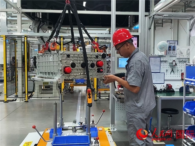 技術(shù)人員進(jìn)行系統(tǒng)化測(cè)試。人民網(wǎng)記者 于洋攝