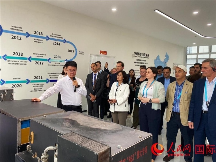 于民向駐華外交官和國(guó)際組織駐華代表介紹企業(yè)發(fā)展情況。人民網(wǎng) 宋歌攝