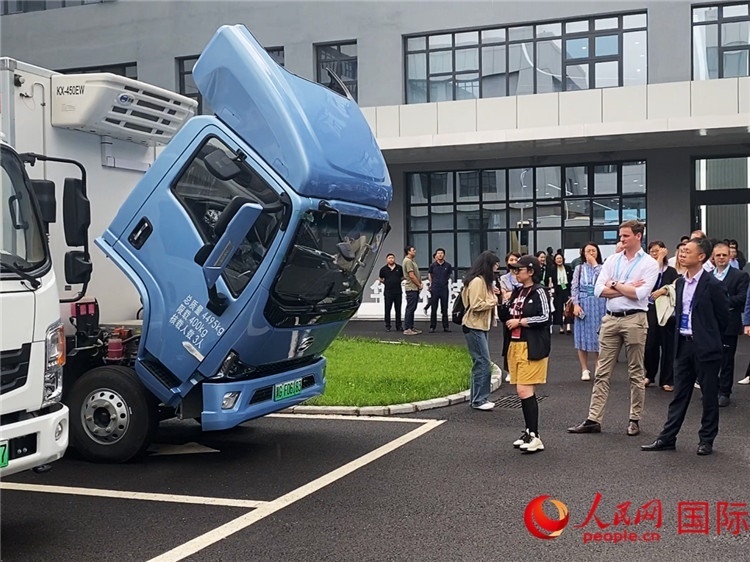于民向駐華外交官和國(guó)際組織駐華代表介紹燃料電池車型。人民網(wǎng)記者 于洋攝