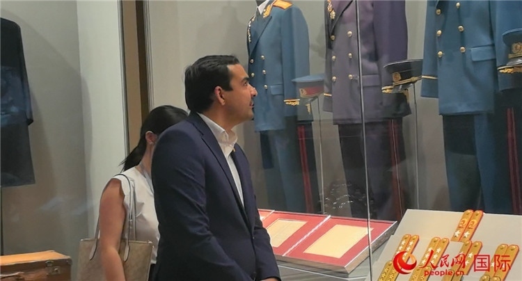 毛里求斯民議會議長阿德里安·夏爾·杜瓦爾參觀中國共產(chǎn)黨歷史展覽館。人民網(wǎng) 鐘文興攝