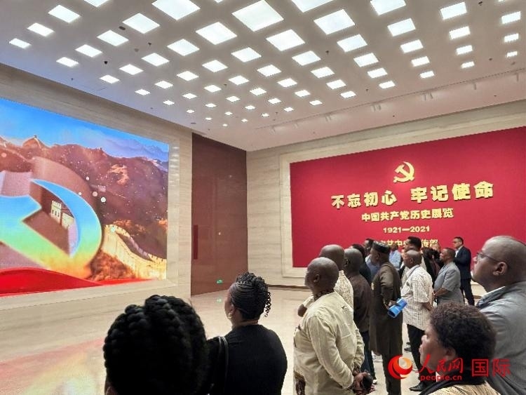 代表團(tuán)參觀“不忘初心 牢記使命”中國共產(chǎn)黨歷史展覽。人民網(wǎng) 曹欣悅攝
