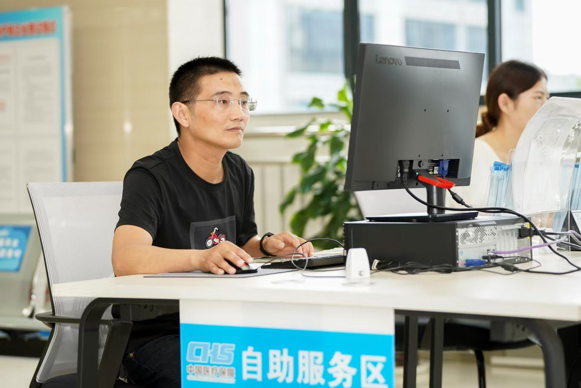安徽省池州市市民在市政務(wù)服務(wù)大廳辦理業(yè)務(wù)。人民網(wǎng)記者 王銳攝