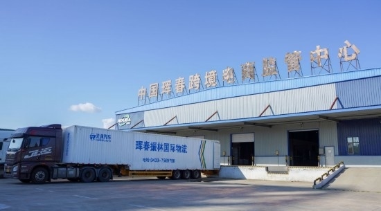 2024年8月13日，貨車在吉林省延邊朝鮮族自治州琿春綜合保稅區(qū)跨境電商物流倉(cāng)庫(kù)裝載商品。琿春市位于中俄朝三國(guó)交界處，是吉林省唯一對(duì)俄口岸城市。近年來(lái)，琿春依托口岸，積極發(fā)展進(jìn)出口加工、能源、跨境電商等產(chǎn)業(yè)集群。