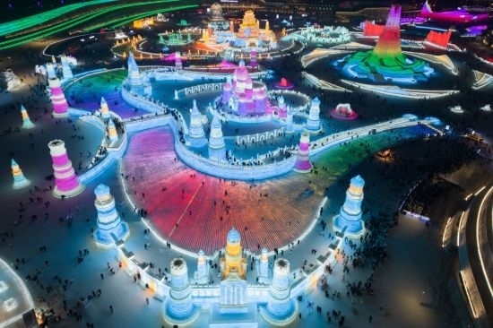 2024年1月1日，來(lái)自世界各地的游客在哈爾濱冰雪大世界園區(qū)內(nèi)游玩（無(wú)人機(jī)照片）。