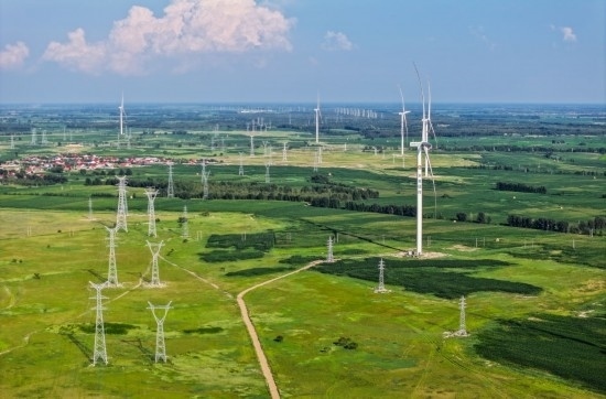 這是2024年7月19日拍攝的內(nèi)蒙古通遼238萬(wàn)千瓦風(fēng)電項(xiàng)目（無(wú)人機(jī)照片）。此項(xiàng)目每年可將75億千瓦時(shí)清潔電能經(jīng)扎魯特—青州±800（千伏）直流特高壓外送通道送至山東地區(qū)消納，相當(dāng)于滿足受端地區(qū)超過(guò)300萬(wàn)戶居民家庭用電需求，節(jié)約標(biāo)煤261萬(wàn)噸，減少二氧化碳排放634萬(wàn)噸。