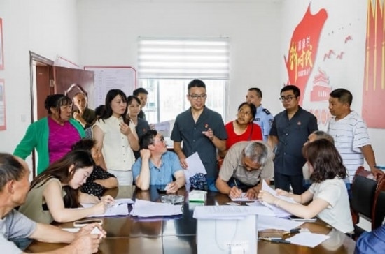 圖為2024年8月6日，重慶市奉節(jié)縣人民法院興隆人民法庭庭長費明軍（中）在做調(diào)解工作。蹇懿 攝