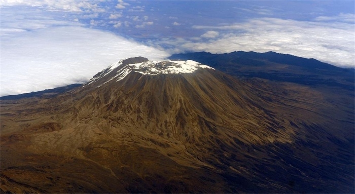 2012年8月3日，常被云霧環(huán)繞的乞力馬扎羅山云開霧散，雄姿一覽無(wú)余。新華社記者丁海濤攝