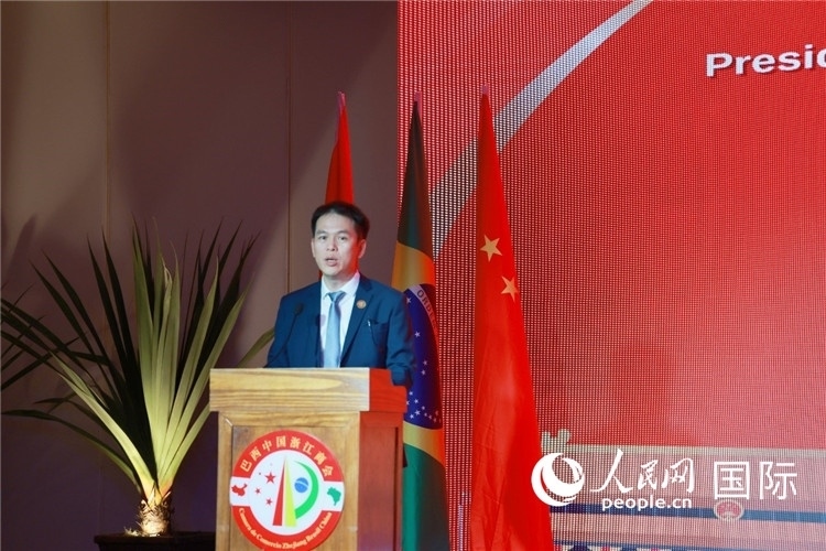 巴西中國浙江商會(huì)執(zhí)行會(huì)長陳翔廣宣讀賀電。人民網(wǎng)記者 陳海琪攝