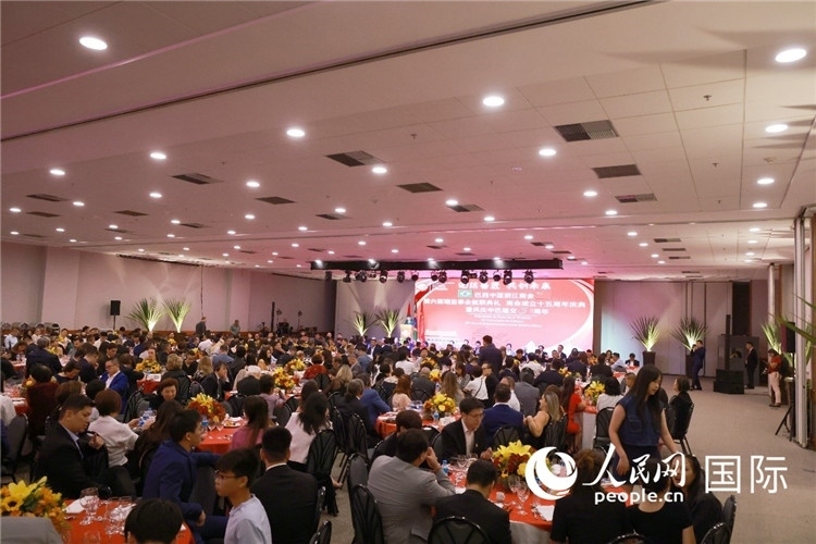 當(dāng)?shù)貢r(shí)間8月24日晚，巴西中國浙江商會(huì)第六屆理監(jiān)事會(huì)就職典禮在里約熱內(nèi)盧舉行。圖為就職典禮現(xiàn)場。人民網(wǎng)記者 陳海琪攝