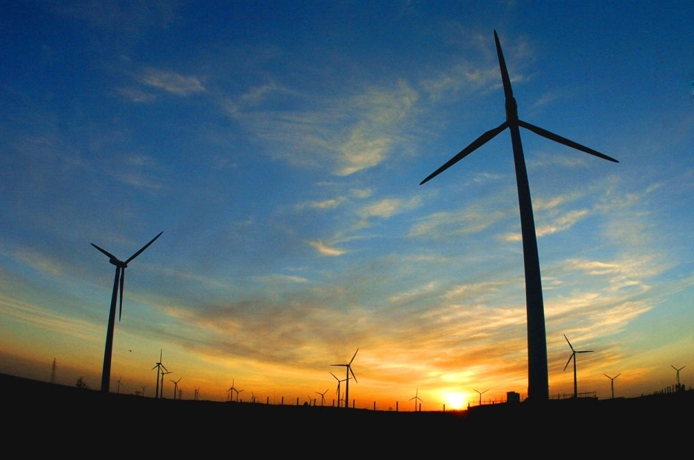 2005年，吉林省白城市通榆縣境內(nèi)幾十部風力發(fā)電機組在工作。新華社發(fā)