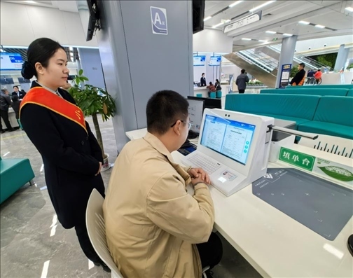 市民用電子范例填單臺錄入信息。人民網(wǎng)記者 周雯攝