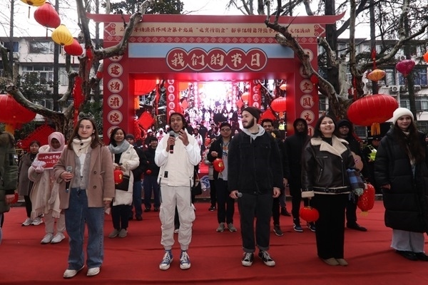 “熊貓叨叨”團隊參加上海四平社區(qū)“元宵行街會”。