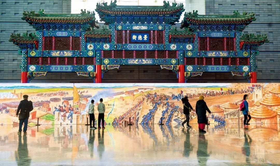 △2022年1月，觀眾在首都博物館參觀“穿越時(shí)空的大運(yùn)河”數(shù)字影像展。