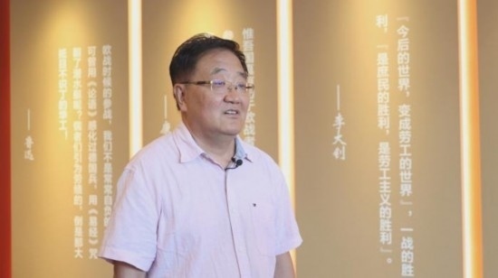 圖為中國社會(huì)科學(xué)學(xué)院近代史研究所研究員張俊義接受媒體采訪。