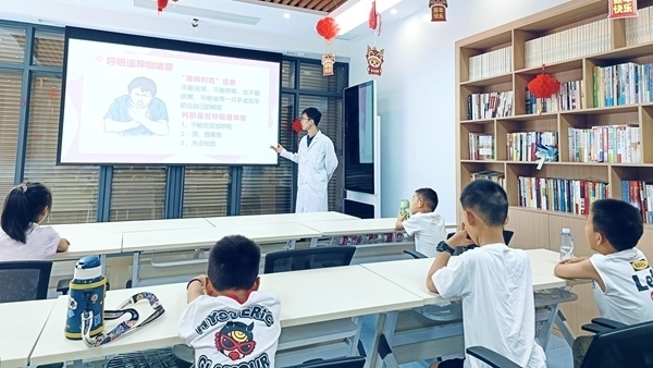 西安交通大學(xué)“筑夢(mèng)醫(yī)心·護(hù)佑三農(nóng)”實(shí)踐團(tuán)開(kāi)展健康科普。校方供圖