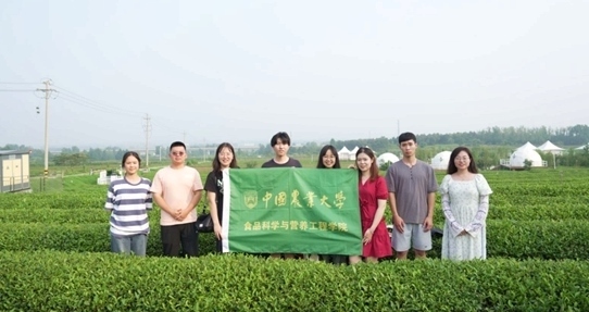在山東日照，中國(guó)農(nóng)業(yè)大學(xué)食品學(xué)院實(shí)踐團(tuán)就農(nóng)業(yè)生產(chǎn)智能化設(shè)備、肥料選用等問(wèn)題開(kāi)展實(shí)地調(diào)研，并面向300余名村民陸續(xù)開(kāi)展4次科普宣講。校方供圖