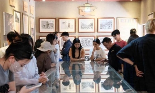 同學(xué)們觀(guān)摩文旅設(shè)計(jì)。校方供圖