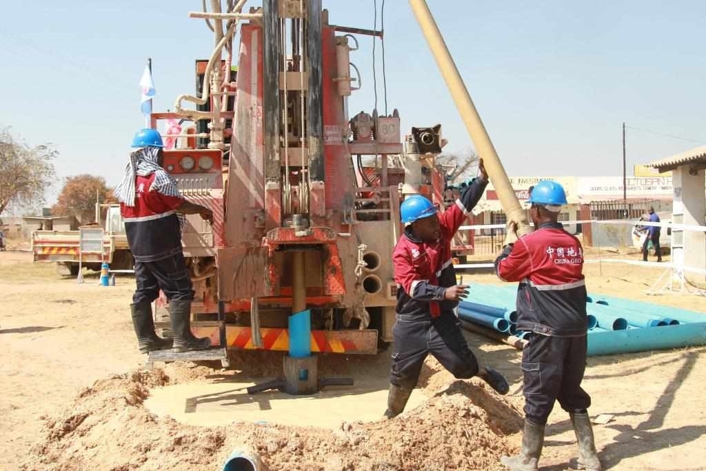 7月22日，工人在津巴布韋東馬紹納蘭省舉行的中國援津巴布韋300口水井項(xiàng)目開工儀式上鉆井。新華社發(fā)