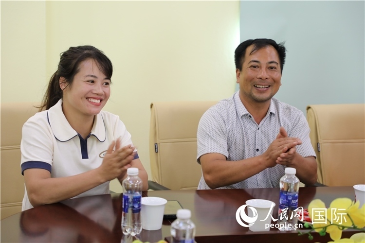 越南沙巴市黃連寄宿制民族小學(xué)老師阮氏秋姮、阮文享。人民網(wǎng)記者簡(jiǎn)承淵攝