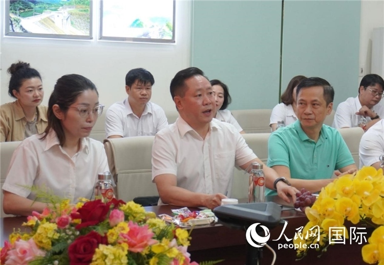 越中電力公司董事長(zhǎng)李志雄（前排左二）介紹越南電力情況。葛沙莎攝