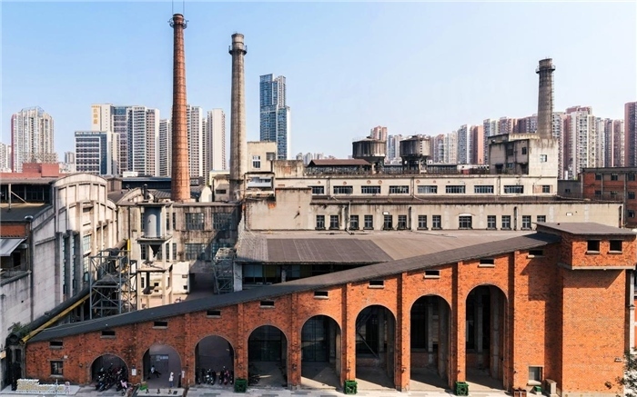 在原成都國(guó)營(yíng)紅光電子管廠舊址上改建而成的東郊記憶園區(qū)南大門(mén)。大門(mén)既保留了老工業(yè)區(qū)的風(fēng)貌，又融入了現(xiàn)代審美和創(chuàng)意，成為了園區(qū)一大亮點(diǎn)。資料圖片