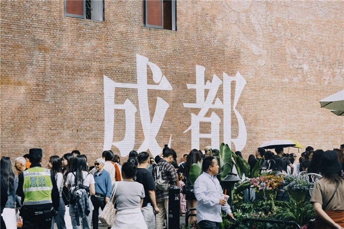 東郊記憶園區(qū)“成都?jí)Α币跃薮蟮摹俺啥肌弊謽雍酮?dú)特的藝術(shù)設(shè)計(jì)成為園區(qū)的網(wǎng)紅打卡地，吸引了眾多游客和市民前來(lái)參觀。資料圖片