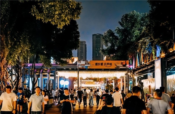 夜幕下的東郊記憶園區(qū)人流如織，熱度不減。資料圖片