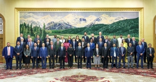  8月30日，國家副主席韓正在北京集體會見出席2024年國際議員友好交流論壇的各國代表。新華社記者 丁林 攝