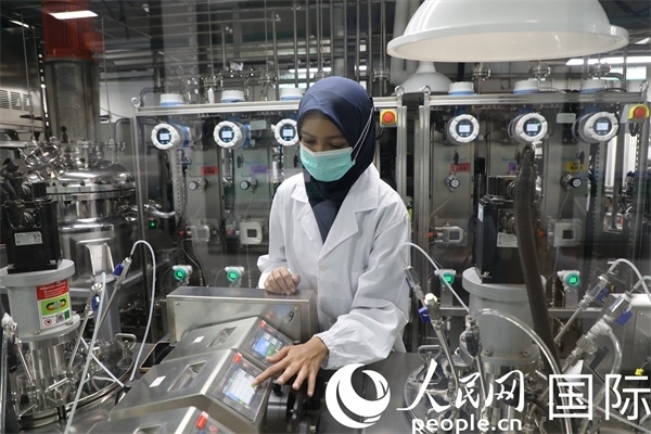 中國—印尼新能源材料與冶金工程技術(shù)聯(lián)合研究實(shí)驗(yàn)室內(nèi)，研究人員正在工作。人民網(wǎng)記者曹師韻攝