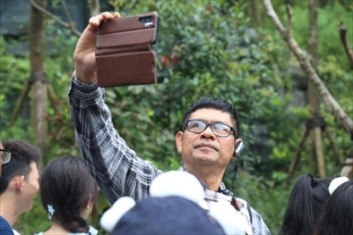 媒體考察團(tuán)成員在熊貓谷拍照“打卡”。（李佩藺 攝）