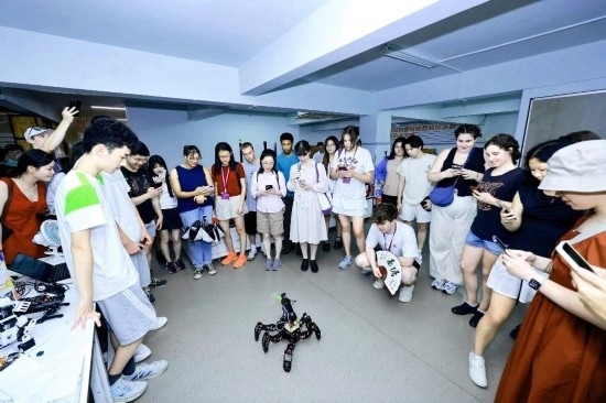 8月25日，中外青年在浙江杭州觀看機器人表演。新華社發(fā)（清華大學供圖）
