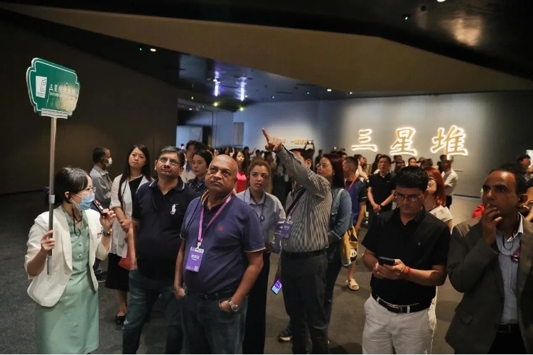 8月31日，亞洲媒體考察團(tuán)參訪三星堆博物館?！吨袊?guó)經(jīng)濟(jì)周刊》記者肖翊攝