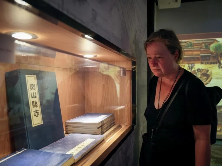 2024“一帶一路”媒體合作論壇聯(lián)合采訪調(diào)研行成員在蘇稽古鎮(zhèn)調(diào)研樂山歷史文化。本報記者 伊霄攝