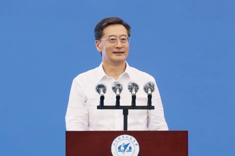 中國工程院院士、北京航空航天大學(xué)校長王云鵬在2024級新生開學(xué)典禮上講話。校方供圖