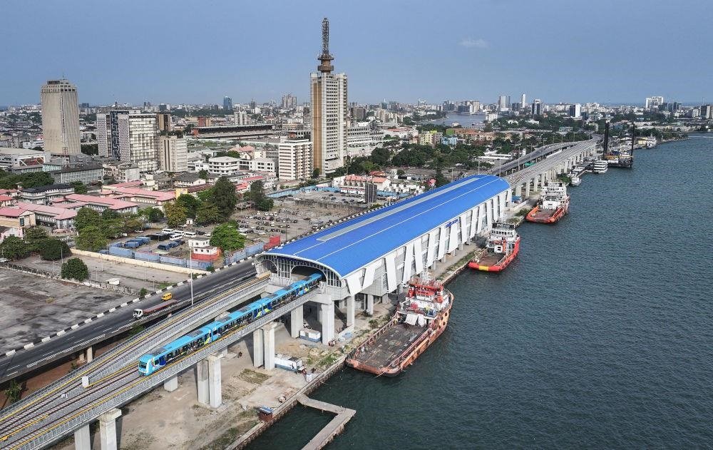 △2024年3月，在尼日利亞拉各斯，一列輕軌藍(lán)線列車駛?cè)氪a頭站。拉各斯輕軌藍(lán)線是西非地區(qū)首條由中國(guó)企業(yè)自主設(shè)計(jì)、建造、施工、運(yùn)營(yíng)的電氣化城市軌道交通項(xiàng)目。