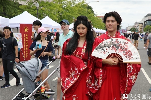 5、當(dāng)?shù)厝A僑華人身穿漢服參加文化節(jié)。 人民網(wǎng)記者 李志偉攝